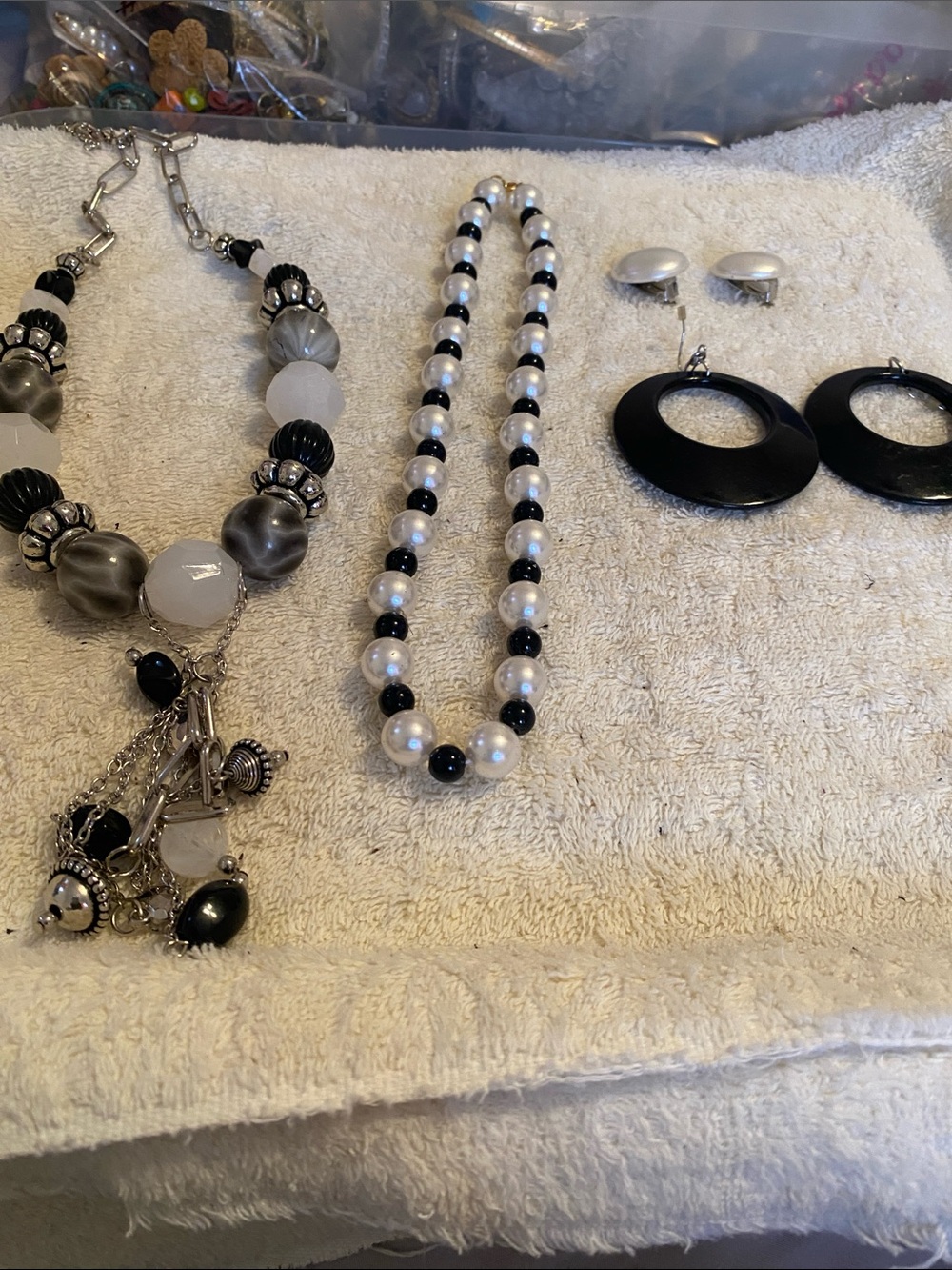 Black and White Beaded Pearl-Style Necklace